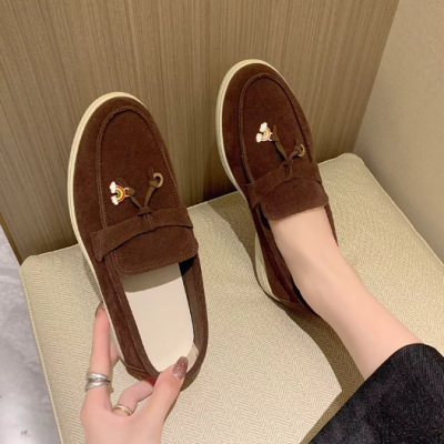 Zamszowe damskie lofersy na płaskiej, jasnej podeszwie z ozdobną przywieszką, dostępne w szerokiej gamie kolorystycznej.