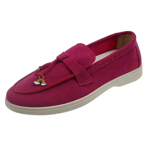 Zamszowe damskie lofersy na płaskiej, jasnej podeszwie z ozdobną przywieszką, dostępne w szerokiej gamie kolorystycznej.