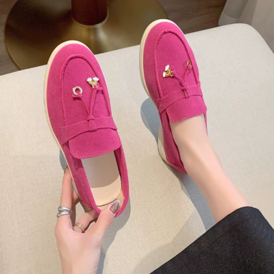 Zamszowe damskie lofersy na płaskiej, jasnej podeszwie z ozdobną przywieszką, dostępne w szerokiej gamie kolorystycznej.