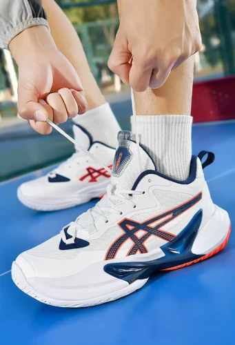 Męskie buty do tenisa i squasha z zaawansowaną amortyzacją i przyczepną podeszwą, dostępne w kolorze białym, czarnym oraz neonowym żółtym.