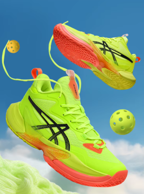 Męskie buty do tenisa i squasha z zaawansowaną amortyzacją i przyczepną podeszwą, dostępne w kolorze białym, czarnym oraz neonowym żółtym.