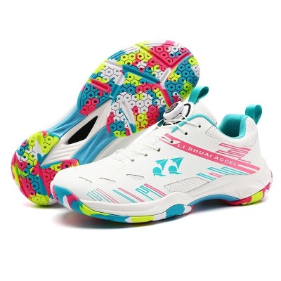 Sportowe buty unisex do tenisa i squasha z nowoczesnym zapięciem na pokrętło i kolorową, przyczepną podeszwą, dostępne w trzech wariantach kolorystycznych.