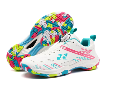 Sportowe buty unisex do tenisa i squasha z nowoczesnym zapięciem na pokrętło i kolorową, przyczepną podeszwą, dostępne w trzech wariantach kolorystycznych.