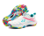 Sportowe buty unisex do tenisa i squasha z nowoczesnym zapięciem na pokrętło i kolorową, przyczepną podeszwą, dostępne w trzech wariantach kolorystycznych.
