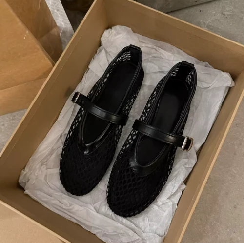 Damskie ażurowe baleriny z siateczki z paskiem i klamrą, dostępne w kolorze czarnym i beżowym, idealne na lato.