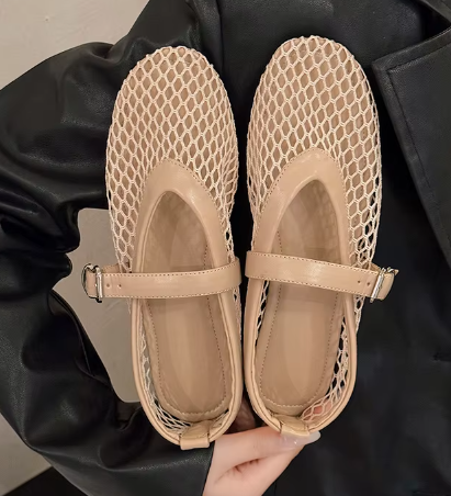 Damskie ażurowe baleriny z siateczki z paskiem i klamrą, dostępne w kolorze czarnym i beżowym, idealne na lato.