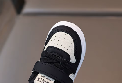 Sportowe sneakersy dziecięce dla chłopca na rzepy, dostępne w wielu kolorach, w rozmiarach 16-26.