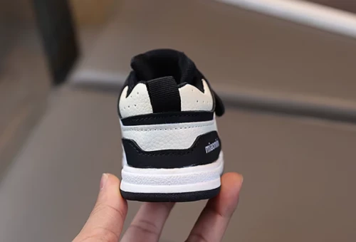 Sportowe sneakersy dziecięce dla chłopca na rzepy, dostępne w wielu kolorach, w rozmiarach 16-26.