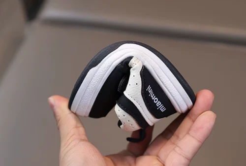 Sportowe sneakersy dziecięce dla chłopca na rzepy, dostępne w wielu kolorach, w rozmiarach 16-26.