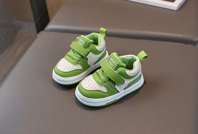 Sportowe sneakersy dziecięce dla chłopca na rzepy, dostępne w wielu kolorach, w rozmiarach 16-26.