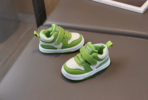 Sportowe sneakersy dziecięce dla chłopca na rzepy, dostępne w wielu kolorach, w rozmiarach 16-26.