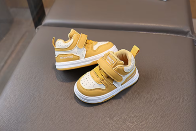 Sportowe sneakersy dziecięce dla chłopca na rzepy, dostępne w wielu kolorach, w rozmiarach 16-26.