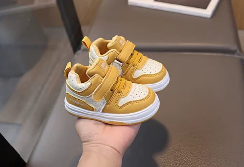 Sportowe sneakersy dziecięce dla chłopca na rzepy, dostępne w wielu kolorach, w rozmiarach 16-26.