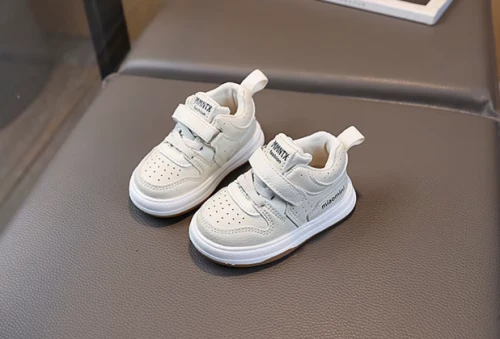 Sportowe sneakersy dziecięce dla chłopca na rzepy, dostępne w wielu kolorach, w rozmiarach 16-26.