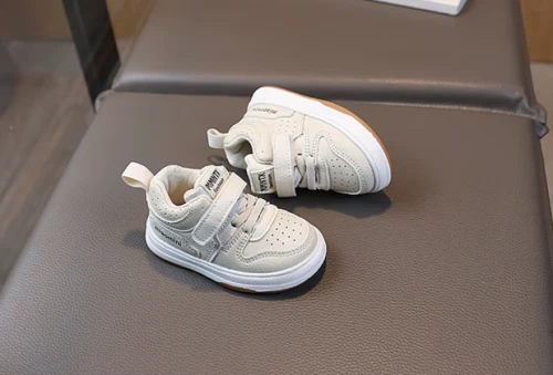 Sportowe sneakersy dziecięce dla chłopca na rzepy, dostępne w wielu kolorach, w rozmiarach 16-26.