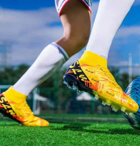 Buty piłkarskie męskie z systemem kołków do gry na trawie.