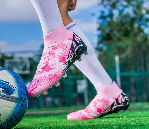 Buty piłkarskie męskie z systemem kołków do gry na trawie.