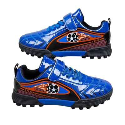 Dziecięce buty piłkarskie turfy z zapięciem na rzep i sznurowadłami, dostępne w kolorze niebieskim, czarnym i czerwonym z motywem piłki nożnej.