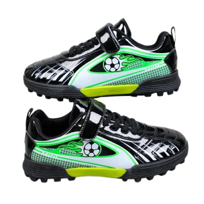 Dziecięce buty piłkarskie turfy z zapięciem na rzep i sznurowadłami, dostępne w kolorze niebieskim, czarnym i czerwonym z motywem piłki nożnej.