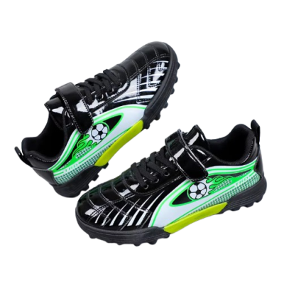 Dziecięce buty piłkarskie turfy z zapięciem na rzep i sznurowadłami, dostępne w kolorze niebieskim, czarnym i czerwonym z motywem piłki nożnej.