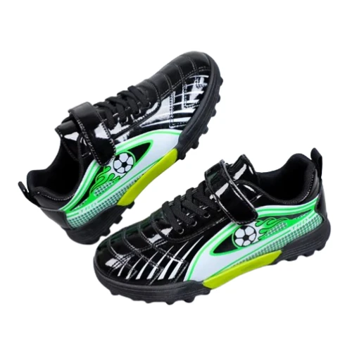 Dziecięce buty piłkarskie turfy z zapięciem na rzep i sznurowadłami, dostępne w kolorze niebieskim, czarnym i czerwonym z motywem piłki nożnej.