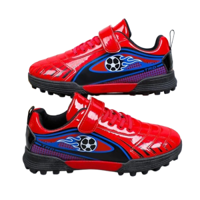 Dziecięce buty piłkarskie turfy z zapięciem na rzep i sznurowadłami, dostępne w kolorze niebieskim, czarnym i czerwonym z motywem piłki nożnej.
