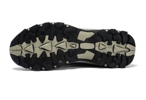 Męskie buty trekkingowe z grubą, traperową podeszwą i wzmocnionym przodem.