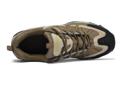 Męskie buty trekkingowe z grubą, traperową podeszwą i wzmocnionym przodem.