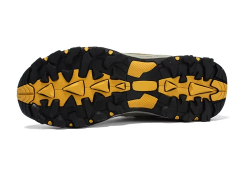 Męskie buty trekkingowe z grubą, traperową podeszwą i wzmocnionym przodem.