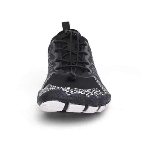 Lekkie buty do wody barefoot z elastyczną podeszwą i systemem drenażu.