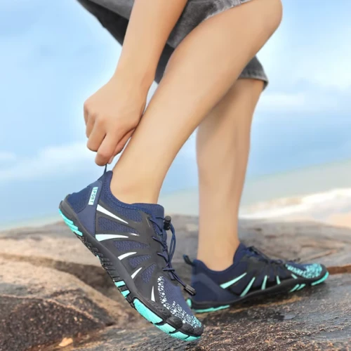 Lekkie buty do wody barefoot z elastyczną podeszwą i systemem drenażu.