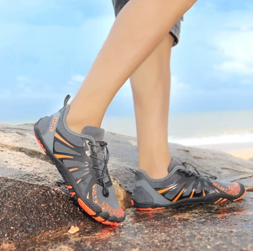 Lekkie buty do wody barefoot z elastyczną podeszwą i systemem drenażu.