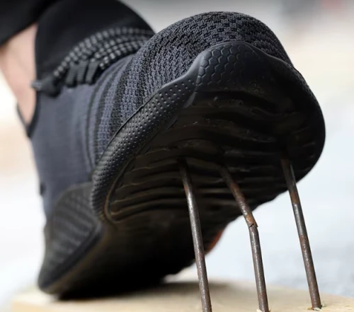 Męskie buty robocze o fasonie sneakersów z podnoskiem ochronnym i antypoślizgową podeszwą, dostępne w kolorze czarnym z kolorowymi akcentami.