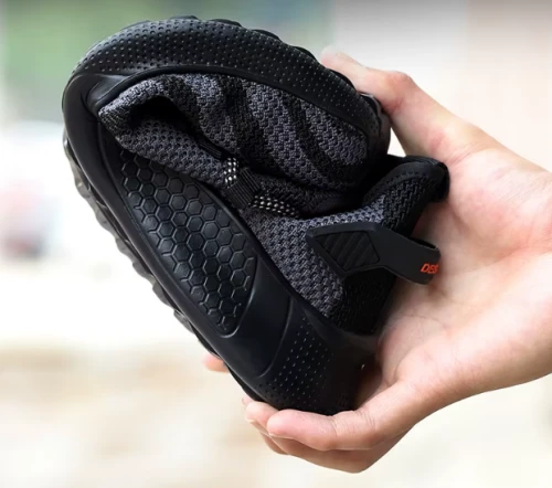 Męskie buty robocze o fasonie sneakersów z podnoskiem ochronnym i antypoślizgową podeszwą, dostępne w kolorze czarnym z kolorowymi akcentami.