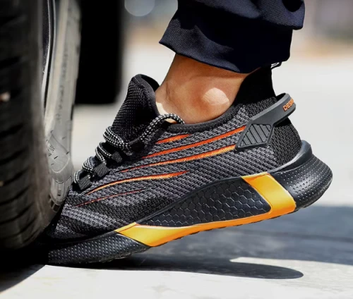 Męskie buty robocze o fasonie sneakersów z podnoskiem ochronnym i antypoślizgową podeszwą, dostępne w kolorze czarnym z kolorowymi akcentami.