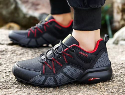 Męskie buty trekkingowe z dynamicznym wzorem bocznych pasów i traperową podeszwą, dostępne w kolorze czarnym i szarym z kolorowymi detalami w rozmiarach 39-47.