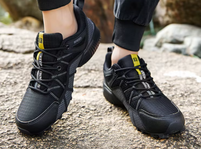 Męskie buty trekkingowe z dynamicznym wzorem bocznych pasów i traperową podeszwą, dostępne w kolorze czarnym i szarym z kolorowymi detalami w rozmiarach 39-47.