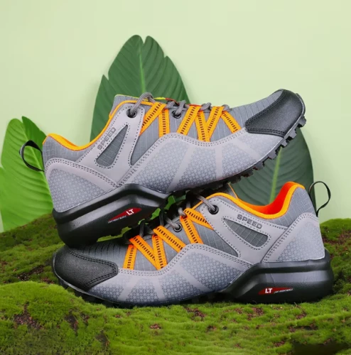 Męskie buty trekkingowe z dynamicznym wzorem bocznych pasów i traperową podeszwą, dostępne w kolorze czarnym i szarym z kolorowymi detalami w rozmiarach 39-47.