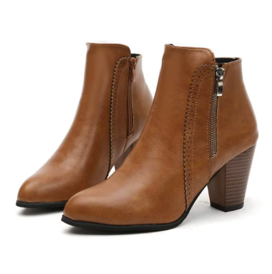 Damskie botki na stabilnym słupku z ekoskóry, dostępne w kolorze czarnym i brązowym, wyposażone w zamek błyskawiczny i ozdobne przeszycia.