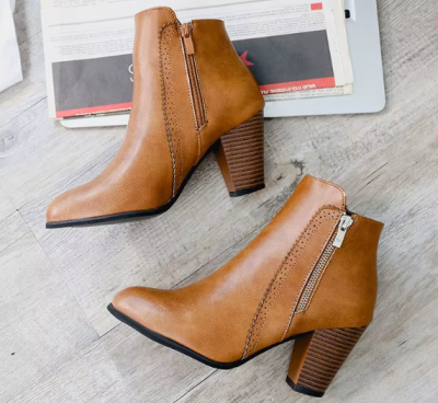 Damskie botki na stabilnym słupku z ekoskóry, dostępne w kolorze czarnym i brązowym, wyposażone w zamek błyskawiczny i ozdobne przeszycia.