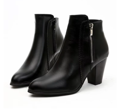 Damskie botki na stabilnym słupku z ekoskóry, dostępne w kolorze czarnym i brązowym, wyposażone w zamek błyskawiczny i ozdobne przeszycia.