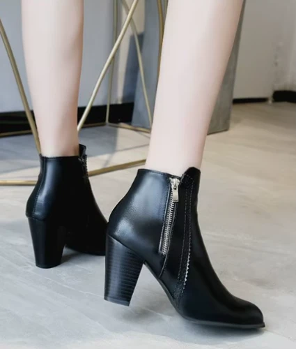 Damskie botki na stabilnym słupku z ekoskóry, dostępne w kolorze czarnym i brązowym, wyposażone w zamek błyskawiczny i ozdobne przeszycia.