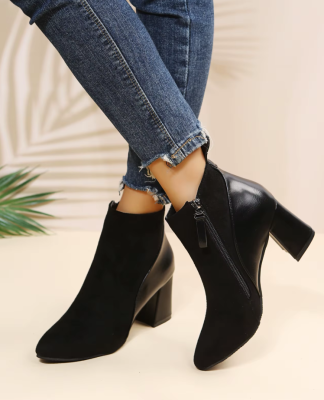 Damskie botki przejściowe na słupku z łączonych materiałów (ekoskóra i zamsz), dostępne w kolorze czarnym i brązowym, zapinane na suwak.