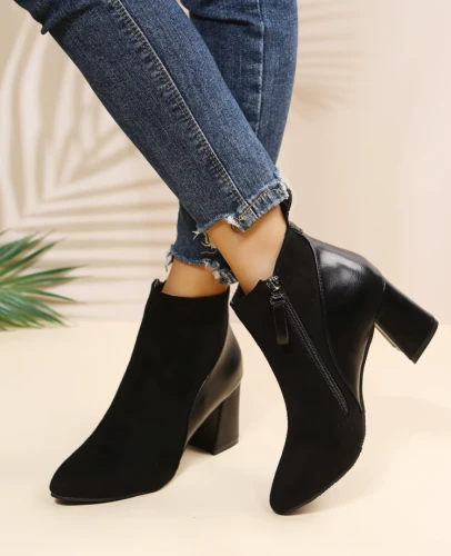 Damskie botki przejściowe na słupku z łączonych materiałów (ekoskóra i zamsz), dostępne w kolorze czarnym i brązowym, zapinane na suwak.