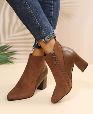 Damskie botki przejściowe na słupku z łączonych materiałów (ekoskóra i zamsz), dostępne w kolorze czarnym i brązowym, zapinane na suwak.