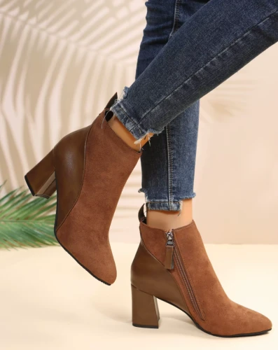 Damskie botki przejściowe na słupku z łączonych materiałów (ekoskóra i zamsz), dostępne w kolorze czarnym i brązowym, zapinane na suwak.