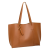 Jasnobrązowa torebka shopper bag z długimi rączkami, wykonana z gładkiej eko-skóry.