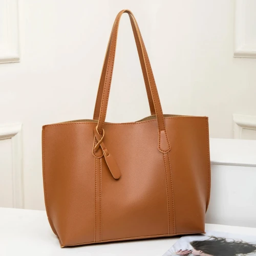 Jasnobrązowa torebka shopper bag z długimi rączkami, wykonana z gładkiej eko-skóry.