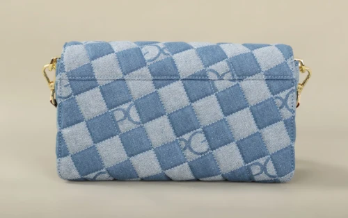 Elegancka torebka damska we wzór szachownicy z ozdobną złotą klamrą i rączką.
