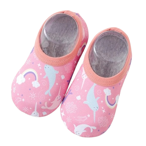 Kolorowe buty do wody dla niemowląt i dzieci w wieku od 0 miesiąca do 4 lat, z antypoślizgową podeszwą i radosnymi wzorami zwierzęcymi, idealne na wakacje.